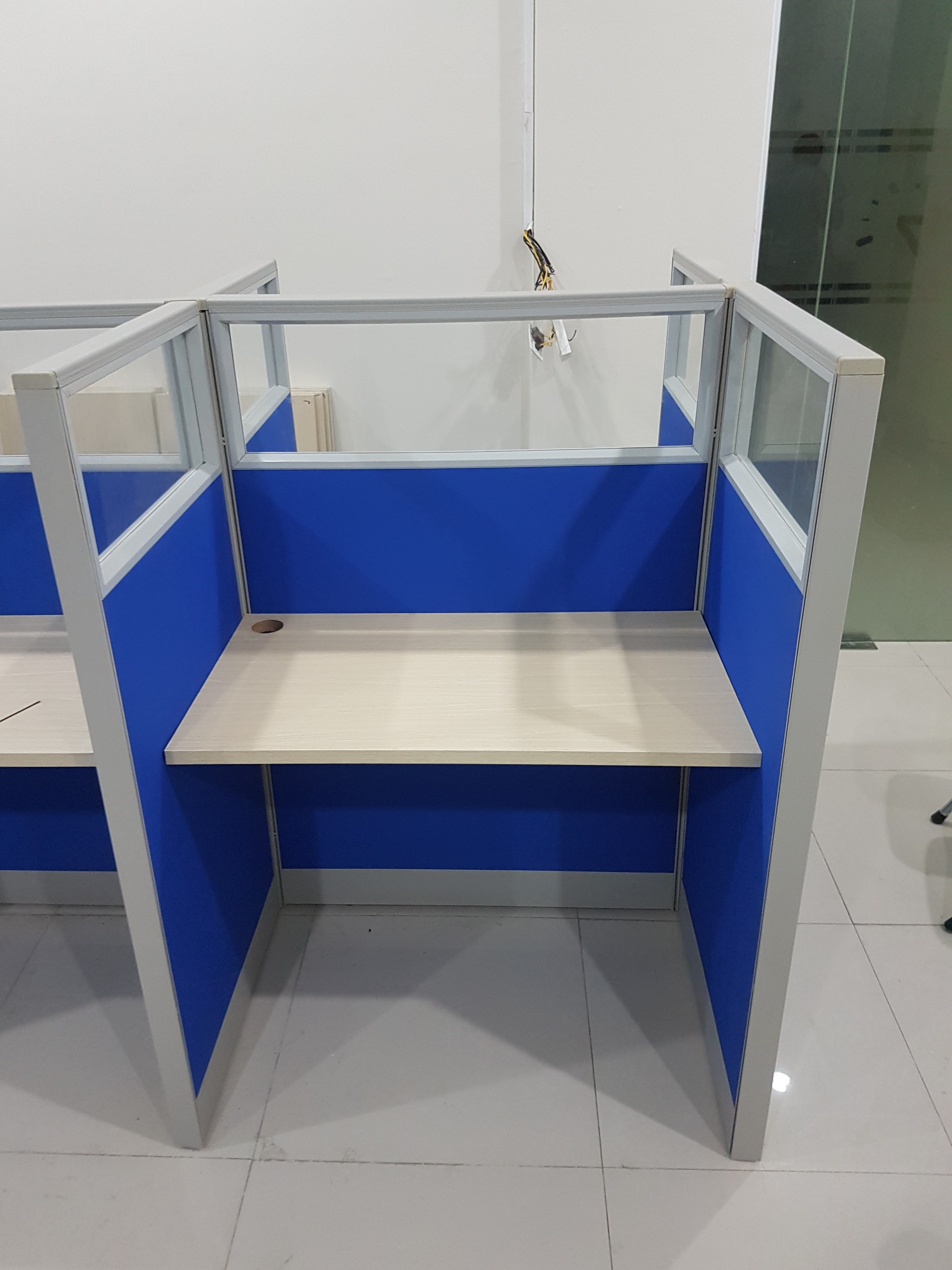 Vách ngăn bàn khung nhôm bọc nỉ VNNN-06